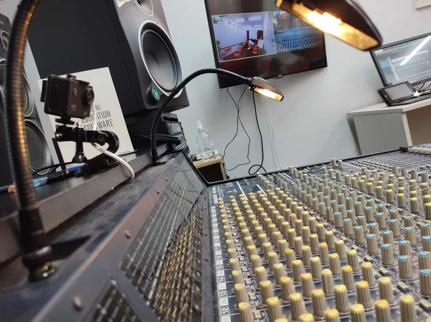 Sala de control del estudio de grabación de TAMABA